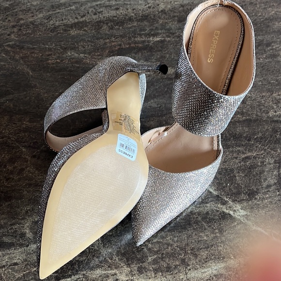 Very cute too many shoes - Picture 2 of 3